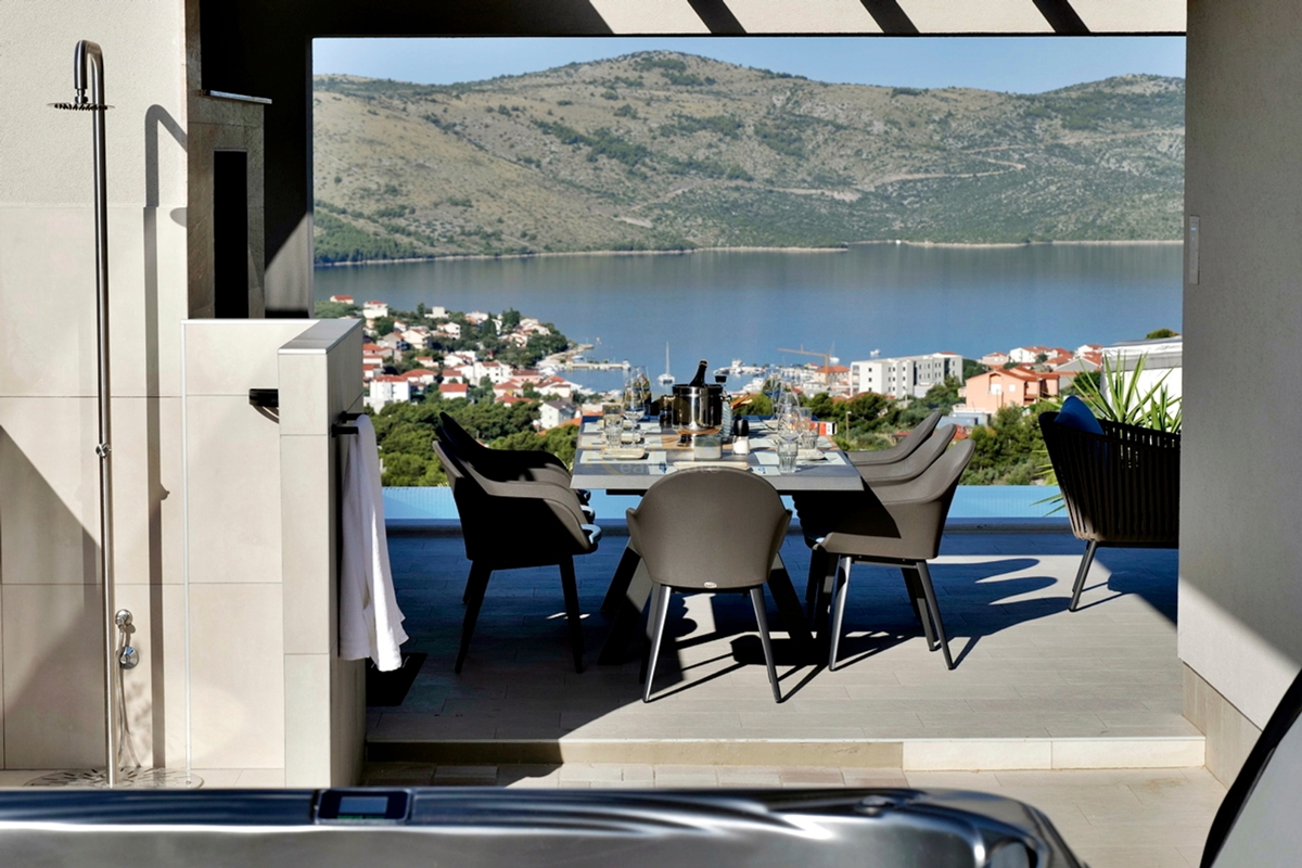 Villa esclusiva a Seget Gornji in un ambiente tranquillo e silenzioso con una splendida vista panoramica